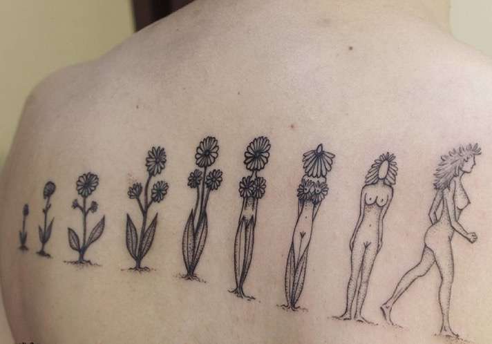 Tatuaje feminista de la evolución de una mujer 