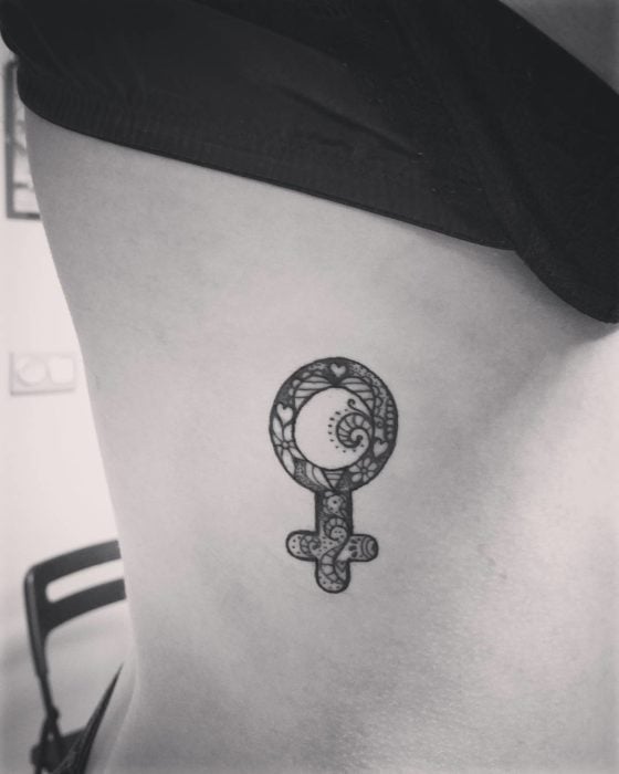 Tatuaje feminista de un símbolo feminista 