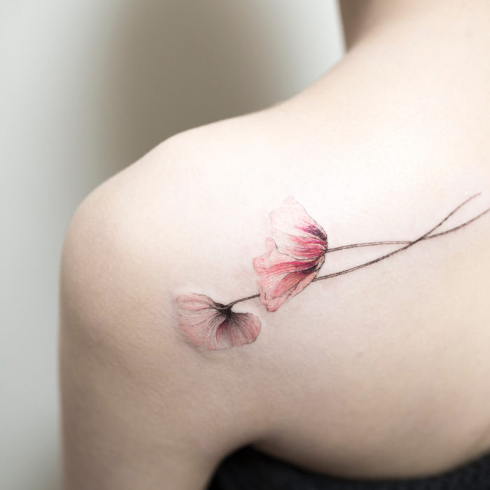 tatuaje de flores rosas en la espalda