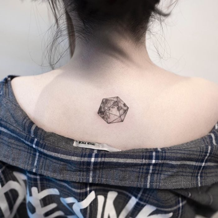 tatuaje con forma geométrica en la espalda 