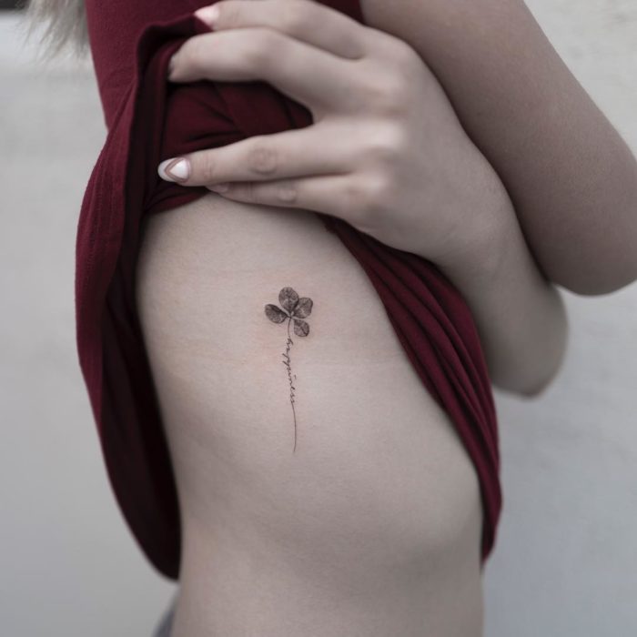 chica con tatuaje en forma de mariposa 
