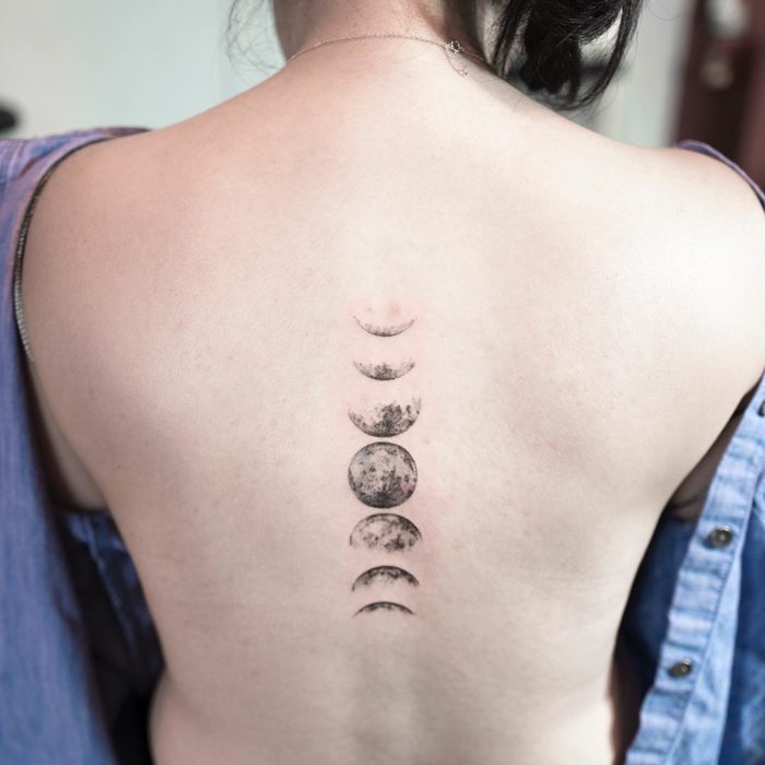 chica con tatuaje de las fases lunares
