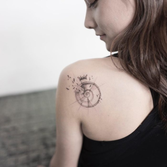 chica con tatuaje en forma de caracol 