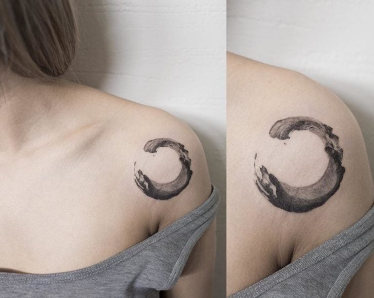 tatuaje de forma de olas 
