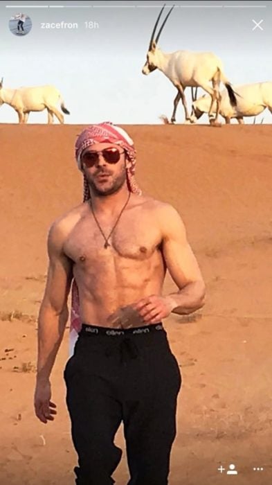 chico sin camisa caminando por el desierto 