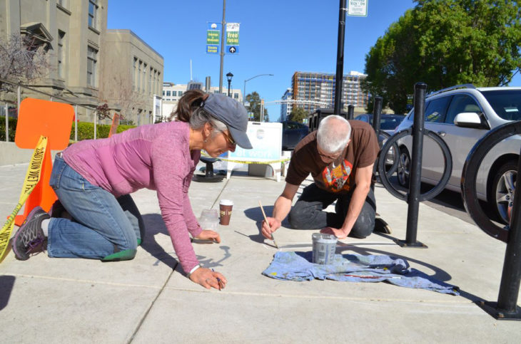 artista pinta sombras en la calle