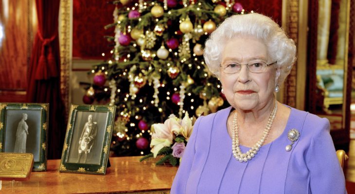 Mujer anciana reina con vestido morado 