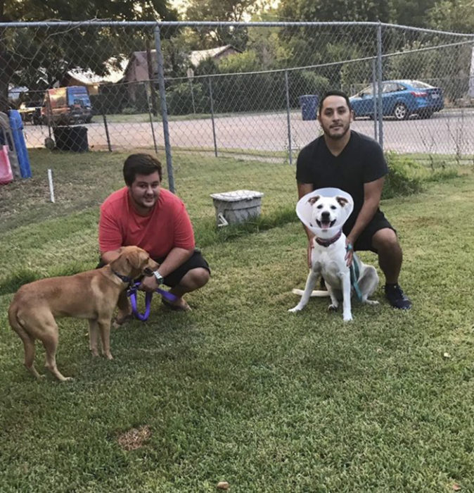 chicos paseando al perro 