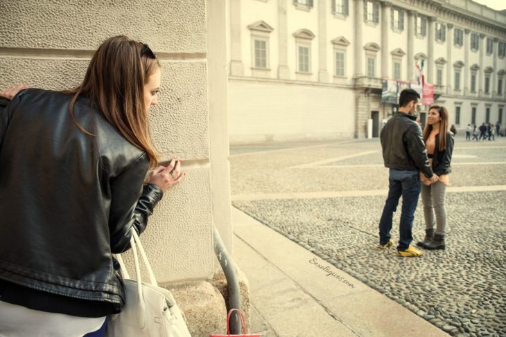 mujer espiando a pareja en la calle 