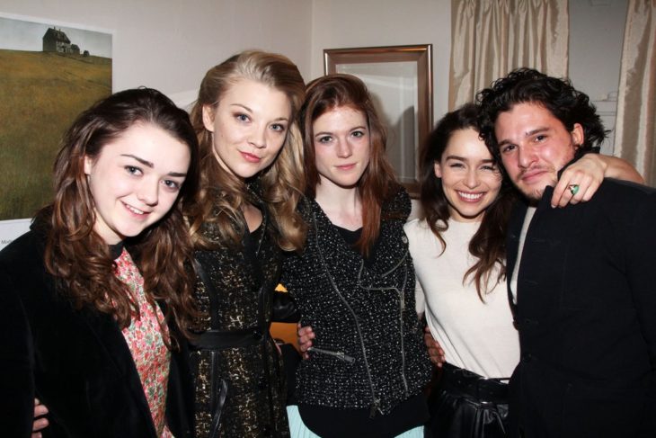 emilia abraza a kit en la foto de broadway