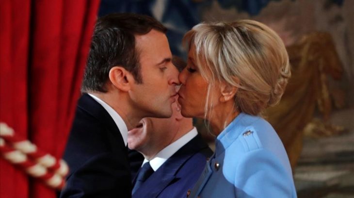 emmanuel y brigitte macron beso