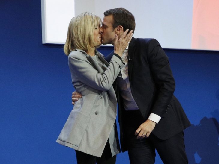 emmanuel y brigitte macron beso