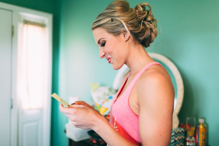 chica leyendo una carta