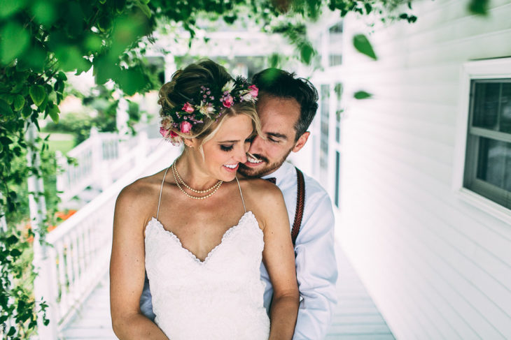 pareja de novios abrazados