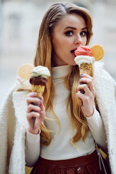 chica comiendo helado de sabores 