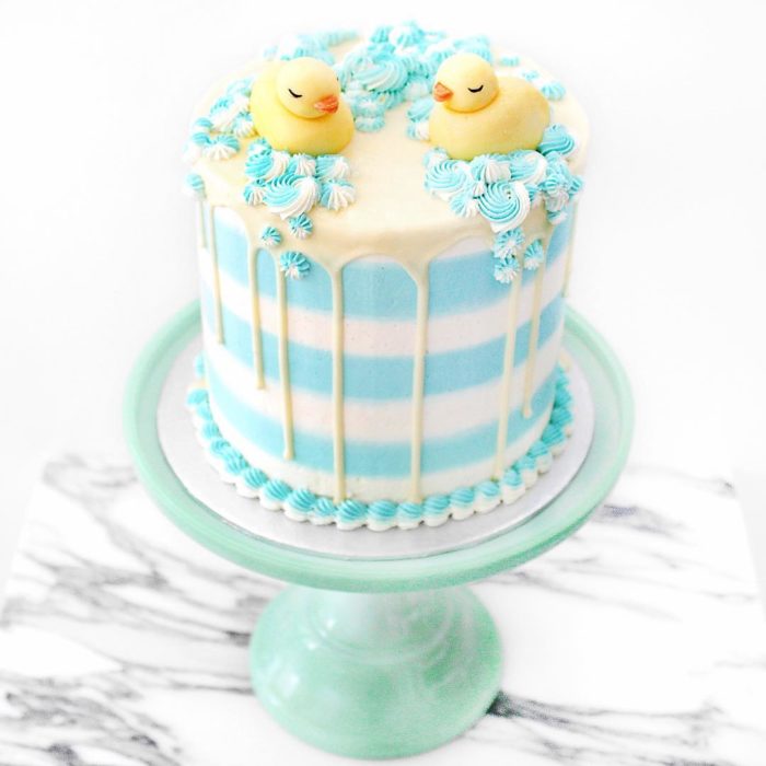 pastel azul con dos patitos