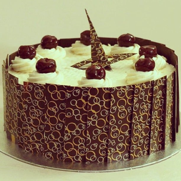 pastel con laminas de chocolate