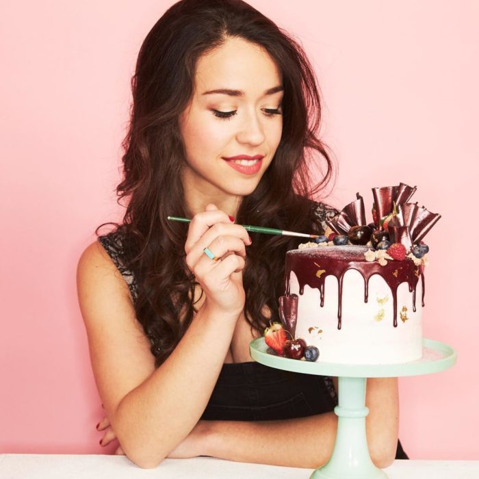 chica creando hermosos pasteles