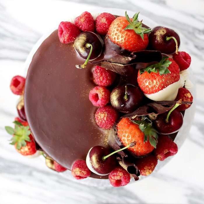 pastel de chocolate con fresas y cerezas