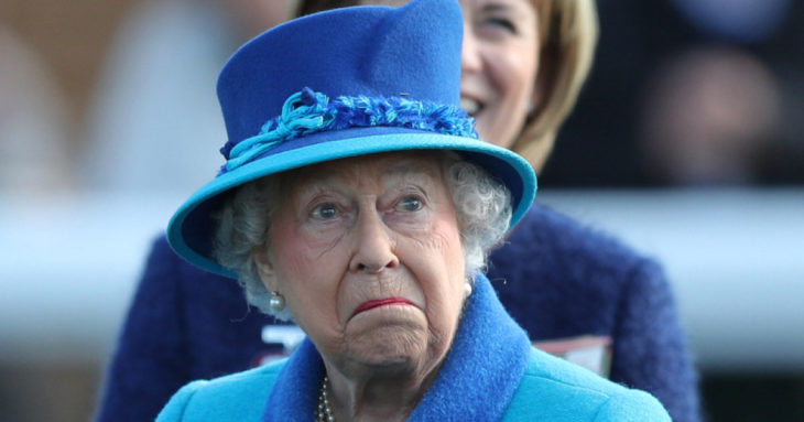Mujer anciana reina con sombrero color azul 