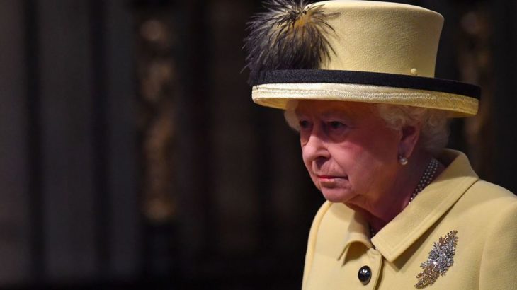 Mujer anciana reina con sombrero amarillo 