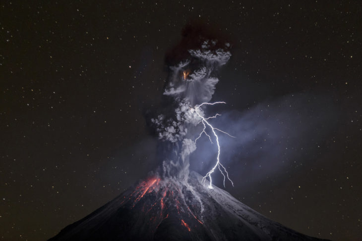 volcán en erupción con relampago