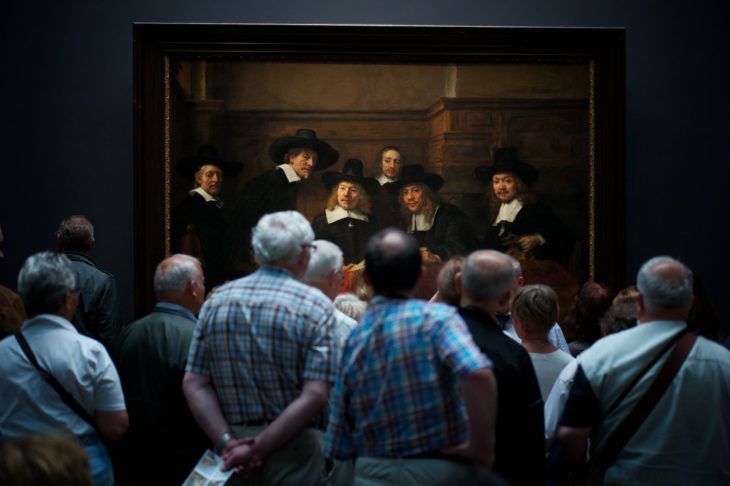 espectadores frente a obra de Rembrandt