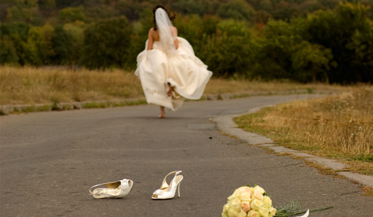 mujer novia de bodas corriendo