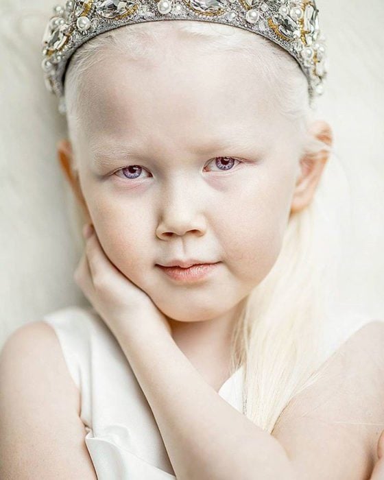 niña con corona de princesa