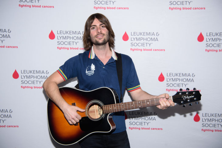 robert schwartzman con su guitarra