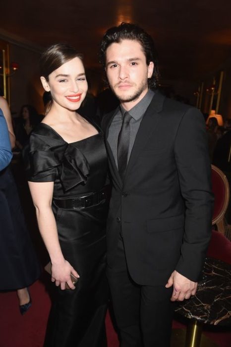 emilia y kit se combinan la ropa en los eventos sociales