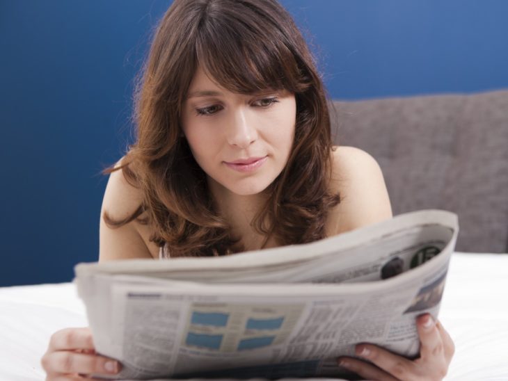 mujer leyendo periodico 