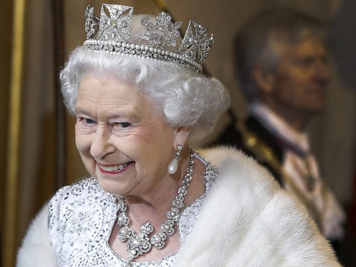 Mujer anciana reina con corona