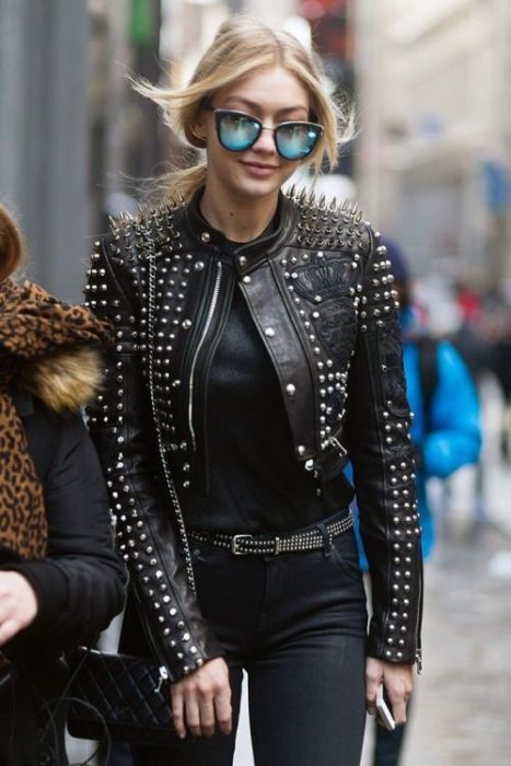 Gigi Hadid Chaqueta de cuero con estoperoles