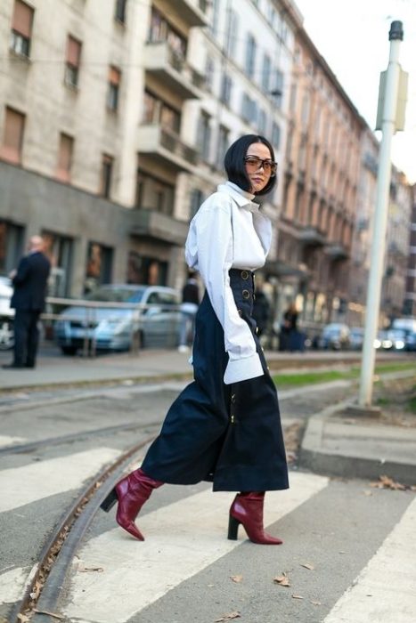 falda larga y botas rojas, camisa blanca