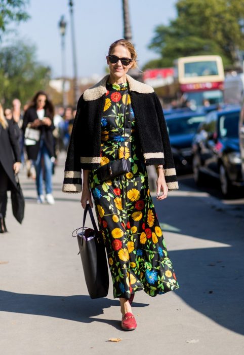 vestido floral y mocasines