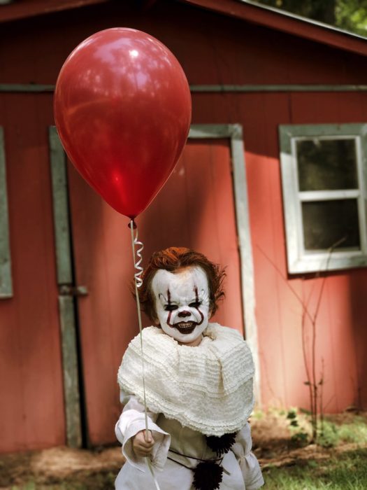 niño pequeño disfrazado de Pennywise