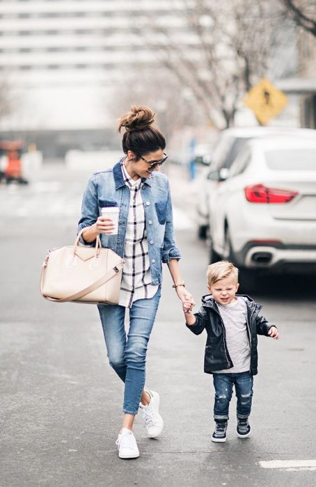 chica paseando con su hijo 