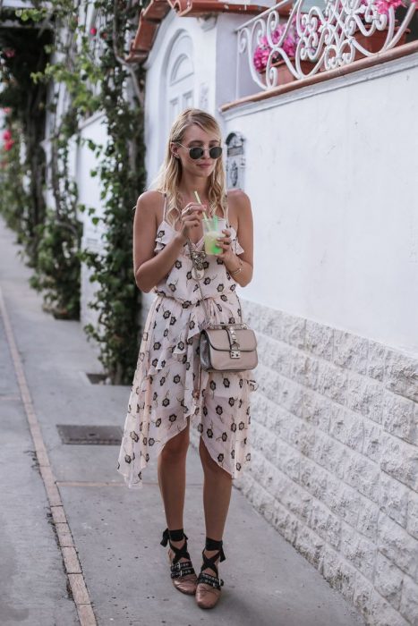 Chica usando flats de bailarinas con vestido 