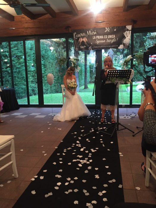 mujer sentada con vestido de novia en altar