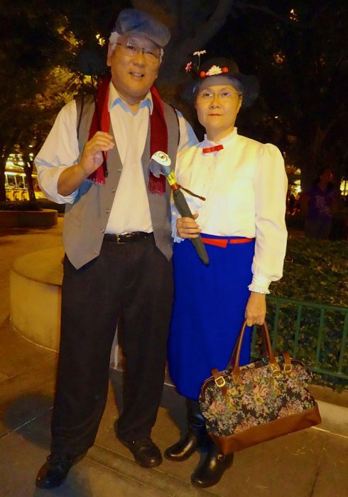 Pareja de abuelitos disfrazados con cosplay 