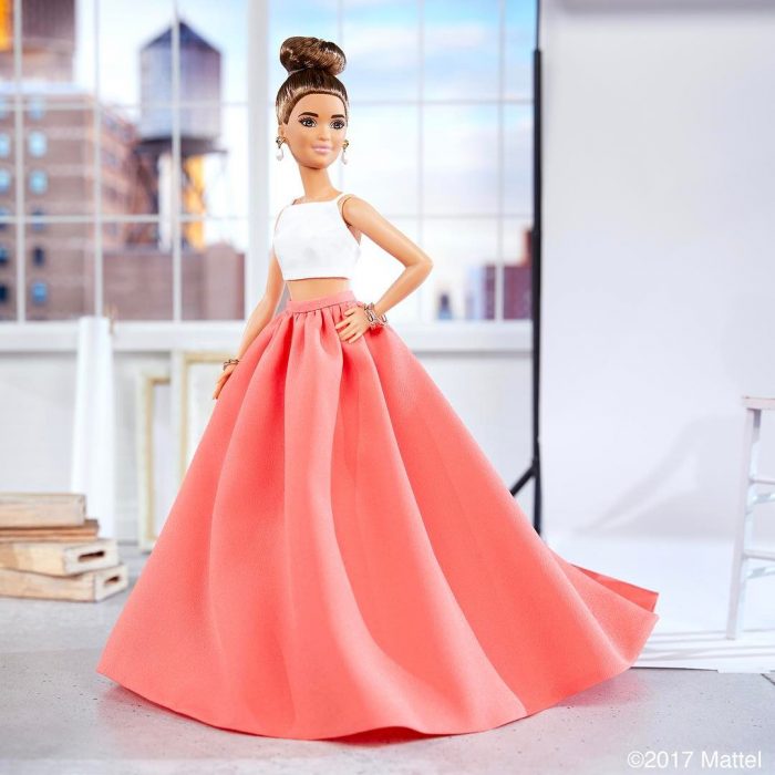 Barbies usando vestidos diseñados por Christian Siriano 