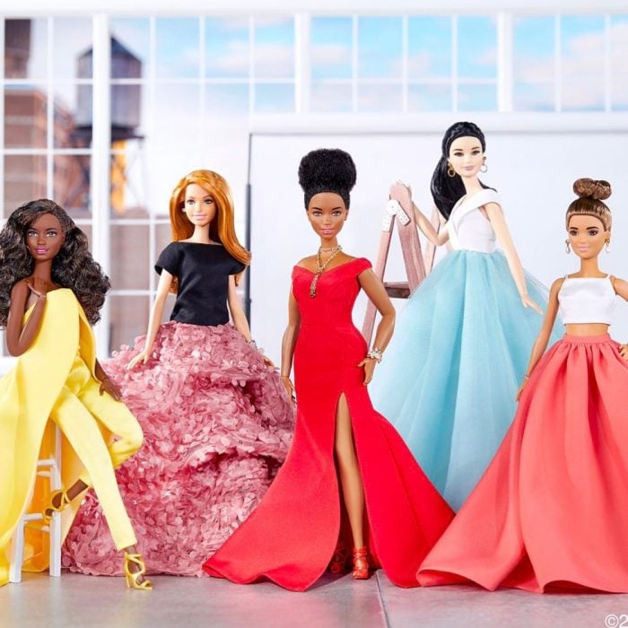 Barbies usando vestidos diseñados por Christian Siriano 