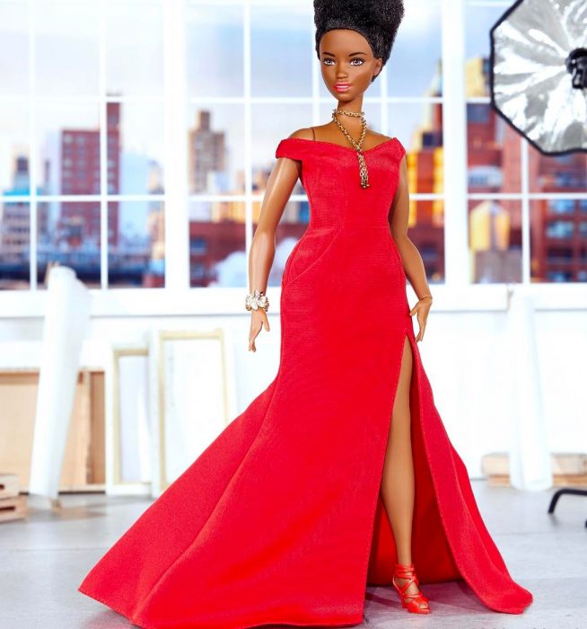 Barbies usando vestidos diseñados por Christian Siriano 