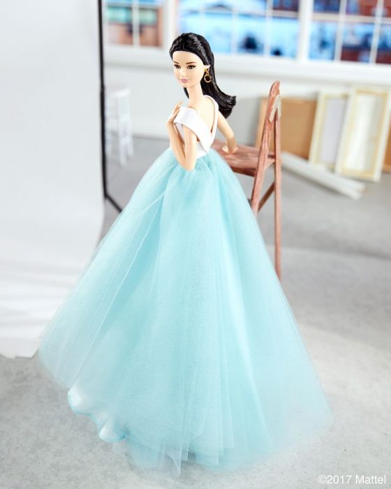 Barbies usando vestidos diseñados por Christian Siriano 