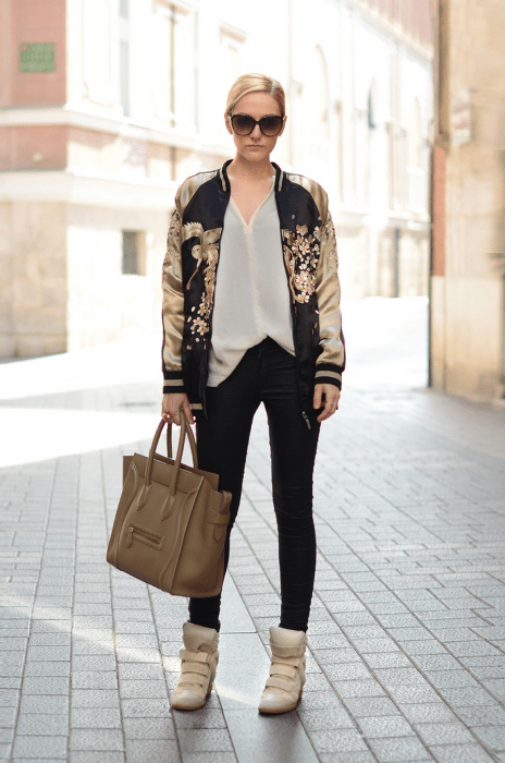 Chica usando una bomber jacket con estampados 