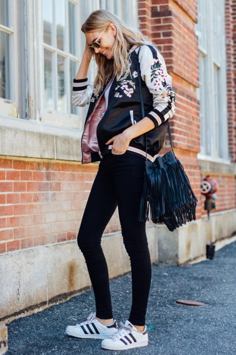 Chica usando una bomber jacket negro con rosa 