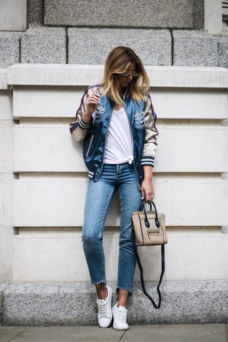 Chica usando una bomber jacket con estampado azul 