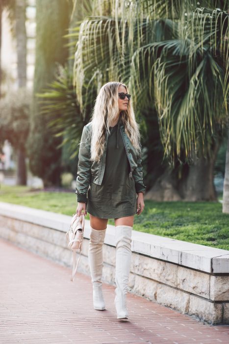 Chica usando una bomber jacket verde militar 