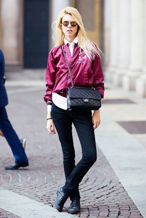 Chica usando una bomber jacket rosa fuccia 